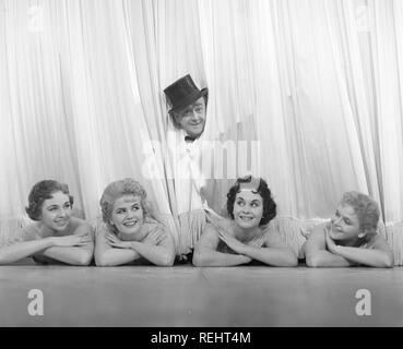 Fun dans les années 50. Un homme et quatre danseurs de ballet au théâtre. Il porte un chapeau haut quand se reflète dans le rideau de scène. Il est acteur Åke Söderblom, 1910-1965. La Suède des années 1950. Kristoffersson Photo REF BR116-11 Banque D'Images