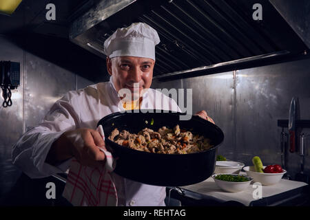 Chef cuisinier, grand design pour tout usage. Concept de cuisson. Portrait de cuisine. Alimentation saine. Concept de régime. Concept de chef. Chef professionnel homme. Bac foncé Banque D'Images