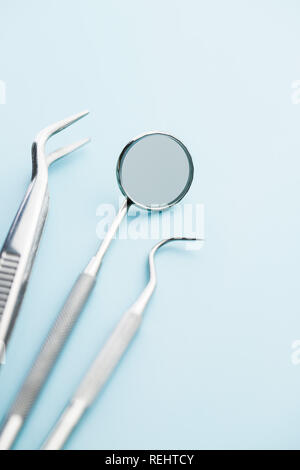 Instruments dentaires. Outils de dentistes sur fond bleu. Banque D'Images
