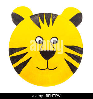 Tigre peint à la main, masque de carnaval sur plaques de papier, isolé sur fond blanc Banque D'Images