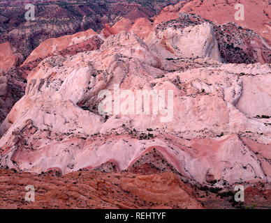 USA, Utah, Capitol Reef National Park, couches inclinées du Waterpocket Fold à l'aube, vue ouest de Halls Creek donnent sur. Banque D'Images