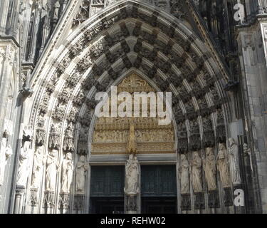 L'arche de l'entrée principale de la cathédrale de Cologne en Allemagne. Banque D'Images