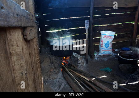 La cuisson sur un feu ouvert à l'intérieur, de l'Ouganda Banque D'Images