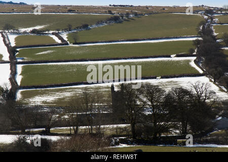 Regardant vers le bas sur l'église de Burrator sur haut de moutons Tor Banque D'Images