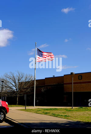 Drapeau américain à l'extérieur de l'Bryan, Texas, USA bureau de poste ; drapeaux dans le vent. Banque D'Images