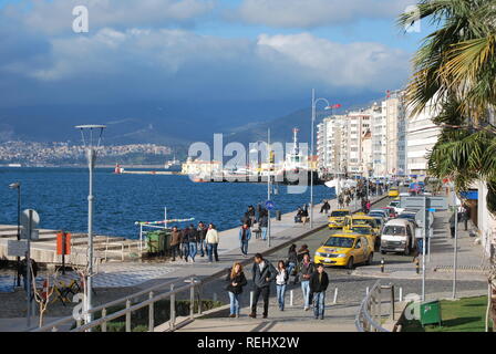Un front de mer animé street à Ismir, Turquie Banque D'Images