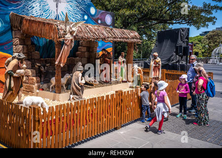 23 décembre 2018, Sydney, Australie : Caucasian family en face d'une crèche ou crèche sur place, en face de St Mary's Cathedr Banque D'Images