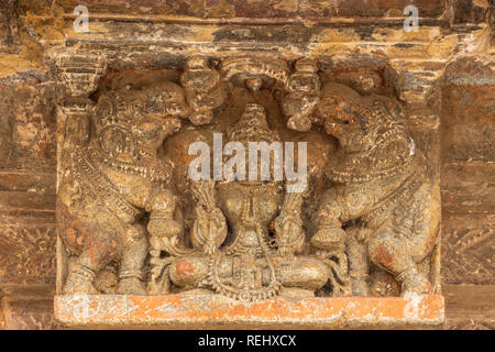 Belur, Karnataka, Inde - Novembre 2, 2013 : Chennakeshava Temple building. Brown statue en pierre de Devi Lakshmi dans classic posent avec deux douches eleph Banque D'Images