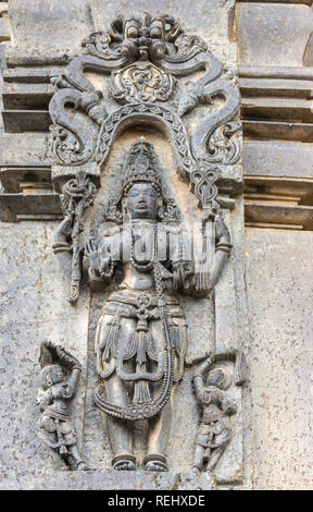 Belur, Karnataka, Inde - Novembre 2, 2013 : Chennakeshava Temple building. Statue de pierre noire figure féminine appelée Mohini, Avatar de Vishnu. Banque D'Images