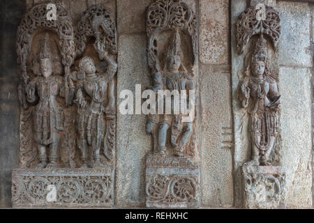 Belur, Karnataka, Inde - Novembre 2, 2013 : Temple Chennakeshava. Statues sur mur de noblesse, constructeurs et promoteurs de la construction du temple Banque D'Images