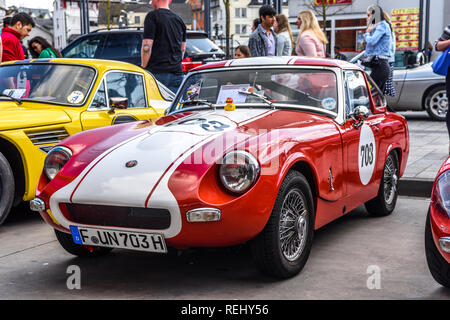 Allemagne, Luxembourg - APR 2017 : rouge blanc vintage ALFA ROMEO SPIDER dans Limburg an der Lahn, Hesse, Allemagne. Banque D'Images