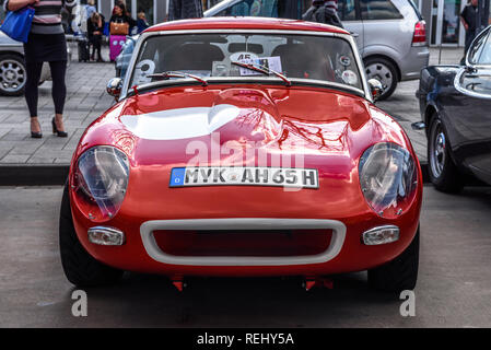 Allemagne, Luxembourg - APR 2017 : red vintage ALFA ROMEO SPIDER dans Limburg an der Lahn, Hesse, Allemagne. Banque D'Images