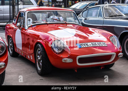 Allemagne, Luxembourg - APR 2017 : red vintage ALFA ROMEO SPIDER dans Limburg an der Lahn, Hesse, Allemagne. Banque D'Images