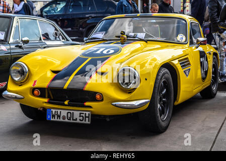 Allemagne, Luxembourg - APR 2017 : jaune vintage ALFA ROMEO SPIDER dans Limburg an der Lahn, Hesse, Allemagne. Banque D'Images