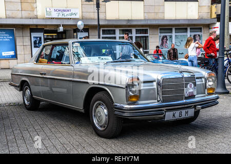 Allemagne, Luxembourg - APR 2017 : argent MERCEDES-BENZ W114 W115 1968 à Limburg an der Lahn, Hesse, Allemagne. Banque D'Images