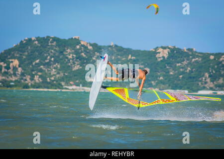 Planche à voile extrême d'athlète tricks et sauts à Phan Rang Vietnam - surf Banque D'Images