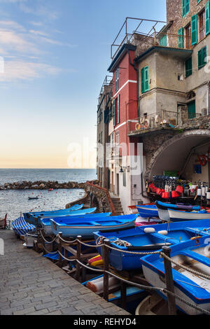 Vue sur la vieille rue étroite avec des bateaux et de la mer à Riomaggiore, Cinque Terre. Italie Banque D'Images
