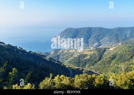 Vue de Monterosso al Mare et Punta Mesco à partir de la montagne. Cinque Terre. Italie Banque D'Images