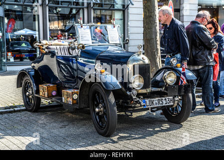 Allemagne, Luxembourg - APR 2017 : bleu foncé MORRIS COWLEY BULLNOSE à Limburg an der Lahn, Hesse, Allemagne. Banque D'Images