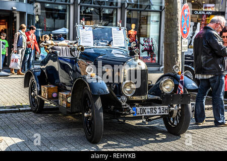 Allemagne, Luxembourg - APR 2017 : bleu foncé MORRIS COWLEY BULLNOSE à Limburg an der Lahn, Hesse, Allemagne. Banque D'Images