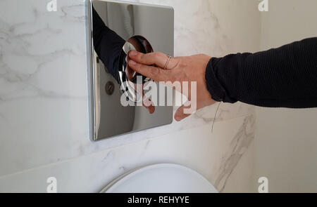 L'eau de rinçage à l'aide du double Machanism cachée de Chasse Banque D'Images