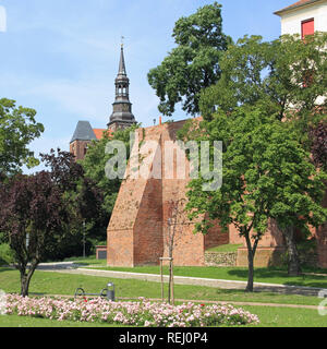 Mur de la ville et de la église de Stendal en Allemagne Banque D'Images