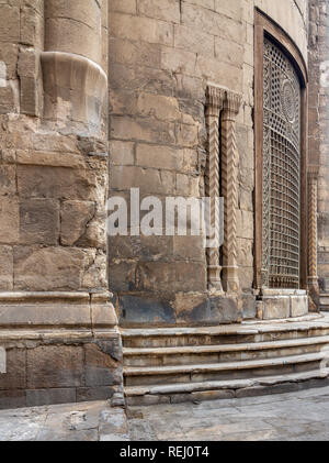 Plaque de bronze ornements porte à la mosquée du Sultan Hassan décorées de motifs géométriques et floraux, Le Caire, Egypte Banque D'Images