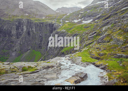 Sur le dessus de l'Stigfossen près du centre de visiteurs à la Trollstigen Banque D'Images