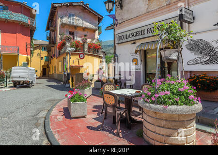 Pots de fleurs, maisons colorées et ruelle de Tende - petite ville dans les Alpes françaises. Banque D'Images