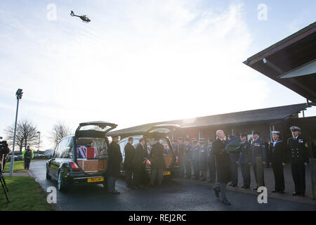 Un survol d'un hélicoptère comme Juno cercueils arrivent pour les funérailles de 101 ans ingénieur Dambusters Victor et sa femme Edna Barnet de Telford, qui sont morts dans les dix jours de l'autre, au crématorium de Telford. Banque D'Images