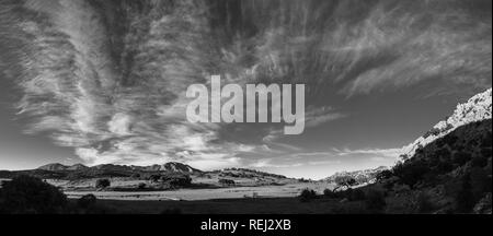 Ciel ouvert et Cirrus nuages dans la Sierra de Cadiz, Andalousie, Espagne Banque D'Images