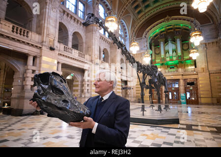 William Thomson, petit-fils du philanthrope Andrew Carnegie, accédez à une réplique en plastique du crâne de Dippy, le Musée d'Histoire Naturelle de Londres célèbre squelette diplodocus, comme il a été dévoilé à Kelvingrove Art Gallery and Museum de Glasgow. Banque D'Images