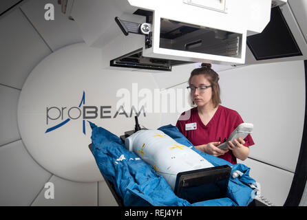 Sous l'embargo du 0001 mercredi 23 janvier la radiologue Melissa Bentley, avec un mannequin de test, présente le nouveau centre de protonthérapie du NHS à l'hôpital Christie de Manchester, alors que Mason Kettley, 15 ans (non représenté), qui a une tumeur rare du cerveau, se prépare à subir le traitement de pointe mondial. Banque D'Images