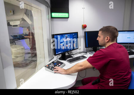 À l'embargo le mercredi 23 janvier 0001 David Kirk Radiographe démontre la salle de contrôle à l'NHSÕs nouvelle thérapie Protonthérapie centre à l'hôpital Christie à Manchester, comme 15-year-old Mason Kettley (pas sur la photo) qui a une tumeur cérébrale rare se prépare à subir le premier traitement. Banque D'Images