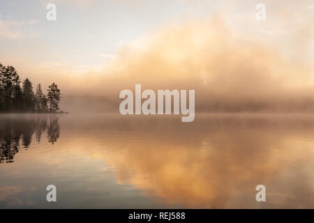 Lac de brouillard au lever du soleil l'hydropanorama Banque D'Images