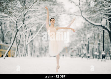 Ballerine belle jupe transparente en est allée à la danse de la ville enneigée. Banque D'Images