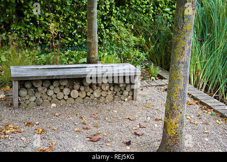 Banc de jardin orné de doubler comme un magasin de journaux Banque D'Images