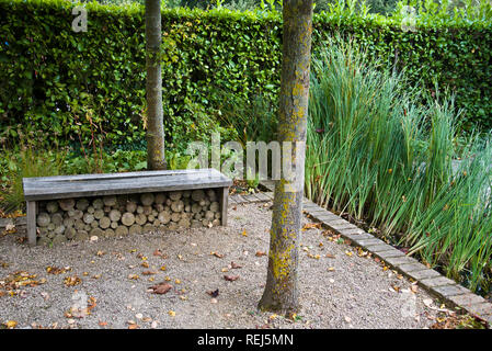 Banc de jardin orné de doubler comme un magasin de journaux Banque D'Images