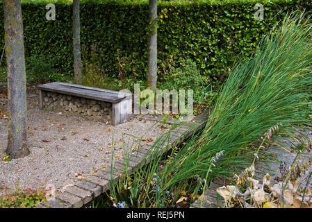 Banc de jardin orné de doubler comme un magasin de journaux Banque D'Images