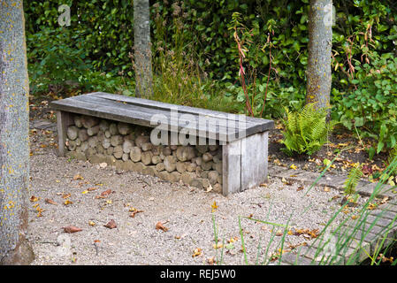 Banc de jardin orné de doubler comme un magasin de journaux Banque D'Images