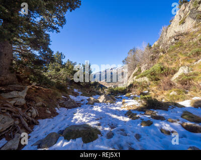 Photographie d'un paysage de neige et de montagne sur une journée ensoleillée en Andorre Banque D'Images