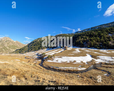 Photographie d'un paysage montagneux sur une journée ensoleillée à Andorre avec une petite maison rurale Banque D'Images