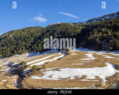 Photographie d'un paysage montagneux sur une journée ensoleillée à Andorre avec une petite maison rurale Banque D'Images