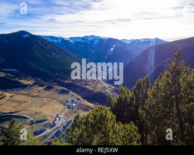 Photographie d'un paysage montagneux sur une journée ensoleillée en Andorre Banque D'Images