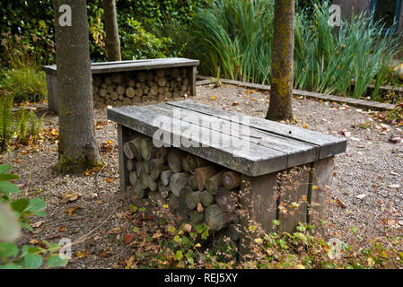 Banc de jardin orné de doubler comme un magasin de journaux Banque D'Images