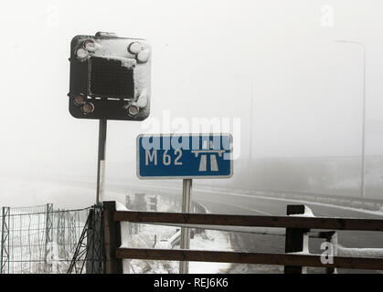 Neige et brouillard sur Tameside Moor dans le Nord de l'Angleterre. Banque D'Images