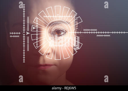 Security scan de femme iris ou la rétine pour déterminer l'identité de la technologie à la recherche sur l'oeil. Banque D'Images