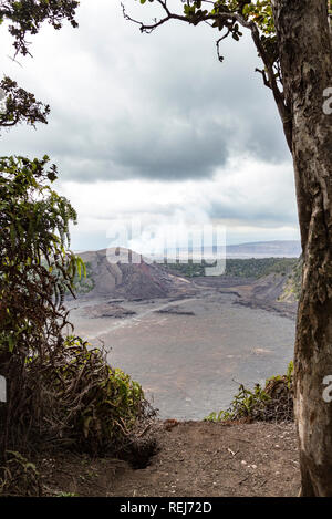 Le Kilauea Iki Crater dans le Parc des Volcans, sur la grande île de Hawaii, USA Banque D'Images