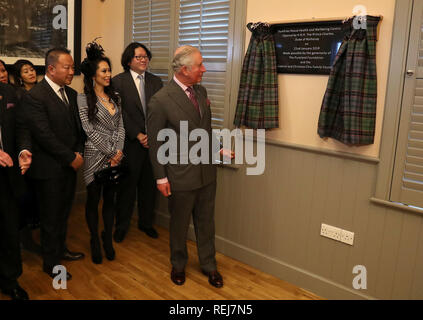 Le Prince Charles, connu sous le nom de duc de Rothesay tandis que dans l'Écosse- dévoile une plaque pour l'ouverture officielle du Dumfries House La santé et le bien-être lieu regardaient par les donateurs sur Bruno Wang(troisième de la gauche) et le Dr Gabriel Chiu et son épouse Christine. Banque D'Images