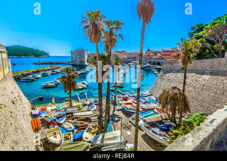 Décor coloré dans la baie de Dubrovnik, populaire destination de voyage de luxe en Europe. Banque D'Images